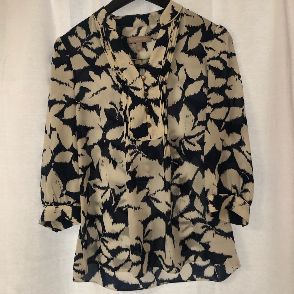 Adorable Banana Republic Patterned Top